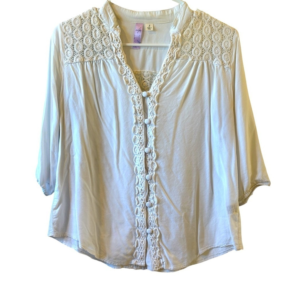 Alya Francesca's Collection Size Small Womens White Crochet Top Button Down